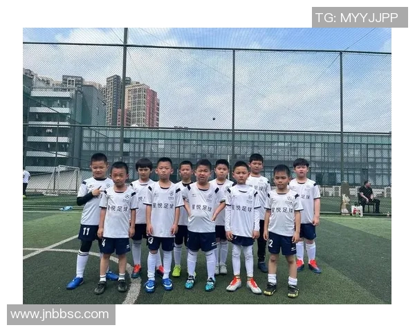 丁姓足球球星有哪些知名人物及其精彩瞬间的照片展示